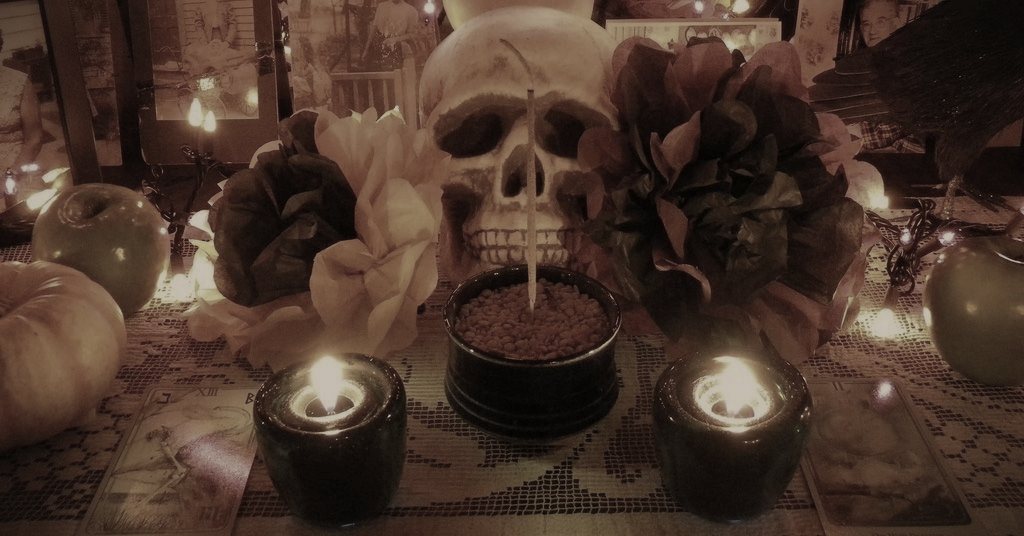 Samhain-Altar mit Schädel, Kerzen, Äpfeln und Tarotkarten