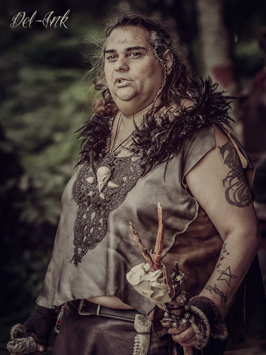 Lilith von Karnstein in Regalia, mit Federmantel, Rabenschädel-Kette und Stab