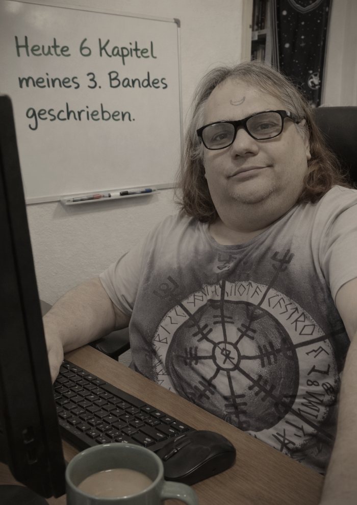 Lilith von Karnstein am Schreibtisch, im Hintergrund das Kapitelboard